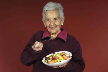 kadın kıdemli WITF salata