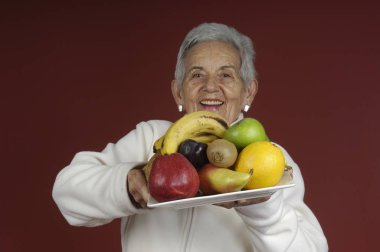 meyve ile üst düzey kadını
