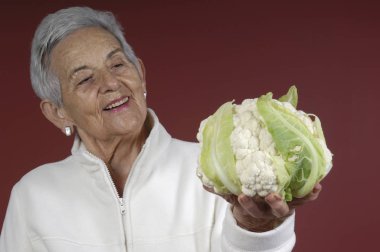 karnabahar ile üst düzey kadın,