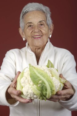 karnabahar ile üst düzey kadın