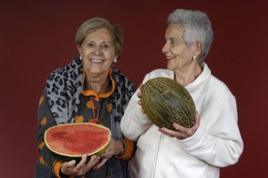 kavun ve karpuz ile iki kadın kıdemli