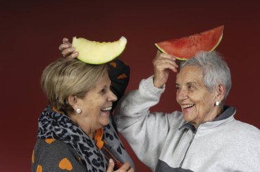 İki mutlu son sınıf kadını.