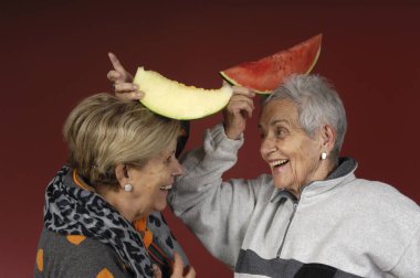 İki mutlu son sınıf kadını.