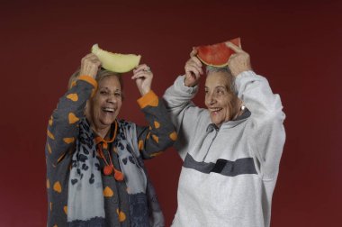 İki mutlu son sınıf kadını.