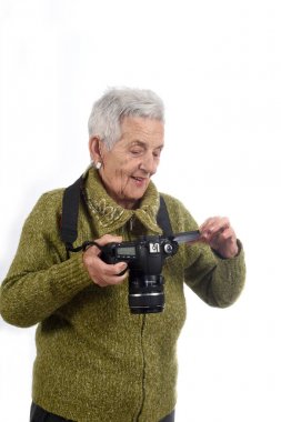 Üst düzey kadın resmi, fotoğraf makinesinin ekranında arıyor