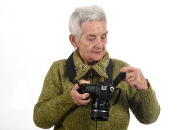 Üst düzey kadın resmi, fotoğraf makinesinin ekranında arıyor