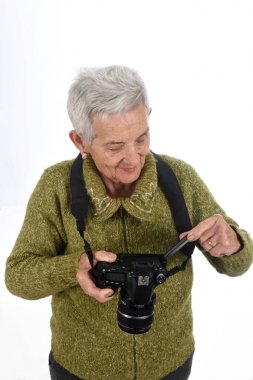 yaşlı kadın resmi, fotoğraf makinesinin ekranında arıyorsunuz