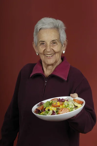 Salata ile üst düzey kadın — Stok fotoğraf