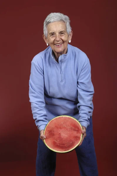 Senior Kvinna med vattenmelon — Stockfoto