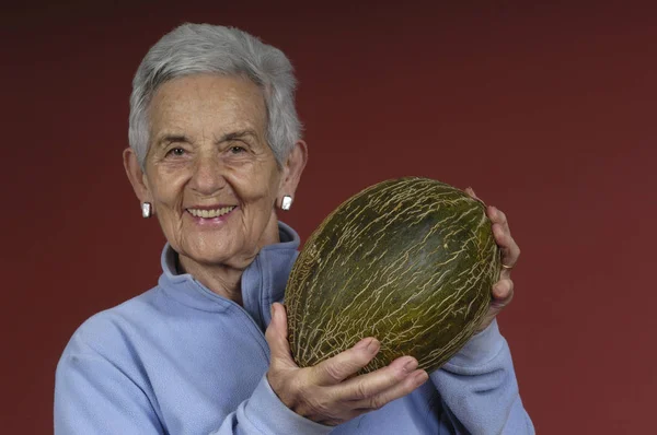 Senior Kvinna med melon — Stockfoto