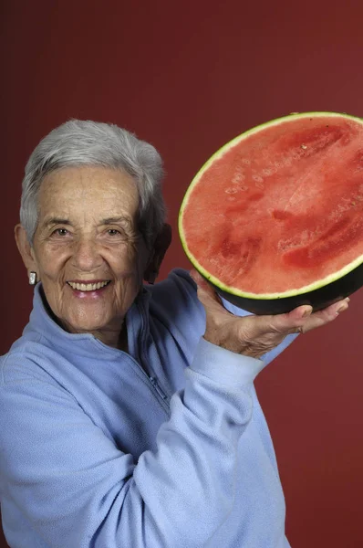 Femme âgée avec pastèque — Photo