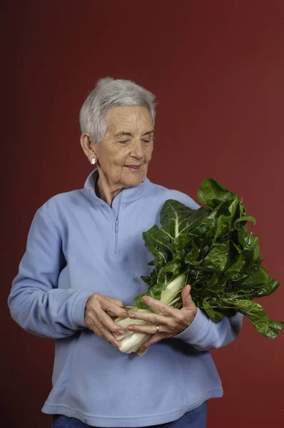 Senior Kvinna med Mangold — Stockfoto