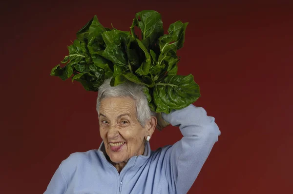 Senior Kvinna med Mangold, — Stockfoto