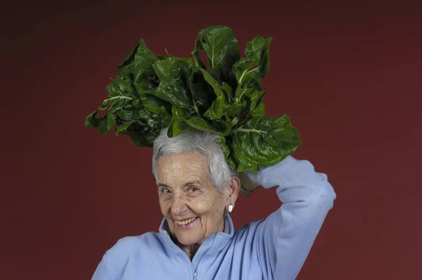 Mujer mayor con acelga — Foto de Stock