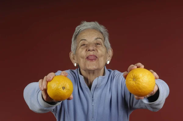 Senior Kvinna med orange — Stockfoto