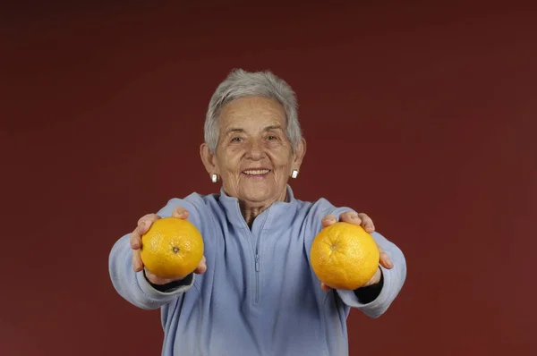 Senior Kvinna med orange — Stockfoto