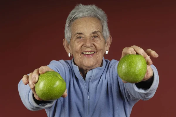 Senior womanwith apple — Stockfoto