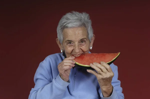 Senior Kvinna med watermenlon — Stockfoto