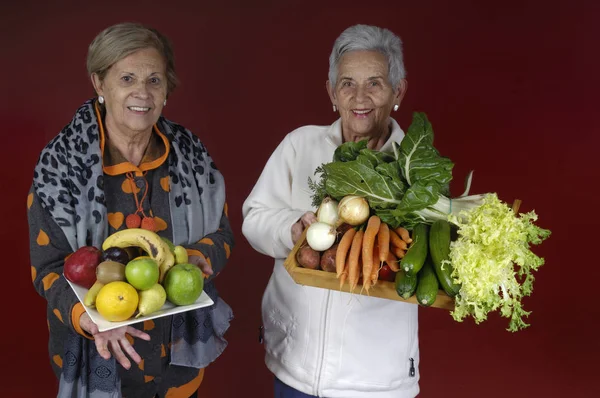 Senior womanwith groenten en fruit — Stockfoto