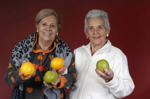 Twee senior vrouw witn fruit — Stockfoto
