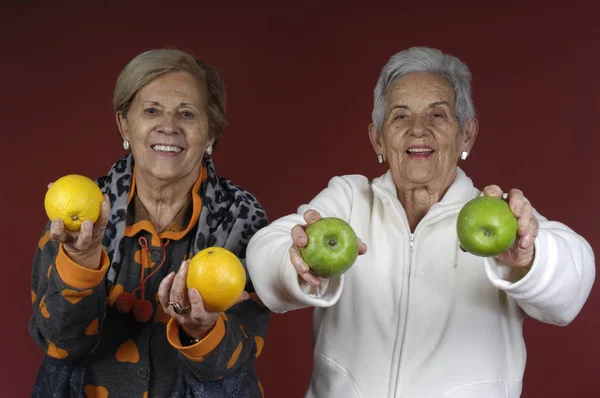 Duas frutas de mulher sênior — Fotografia de Stock