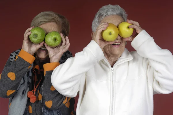 Meyve ile oynayan iki kadın kıdemli — Stok fotoğraf