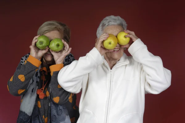 Duas mulheres idosas jogando frutas sagacidade — Fotografia de Stock
