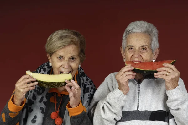 Twee senior vrouw eten — Stockfoto