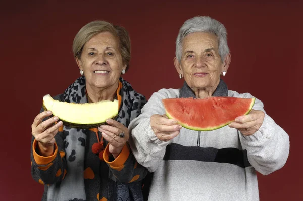 Twee gelukkige oudere vrouwen — Stockfoto