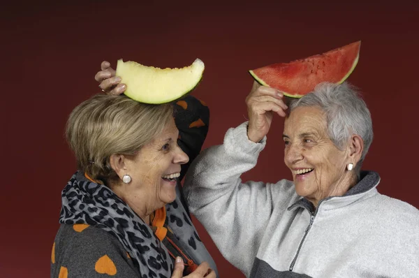 İki mutlu son sınıf kadını.