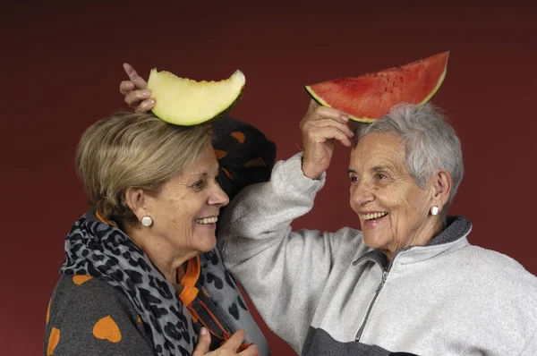 İki mutlu son sınıf kadını.