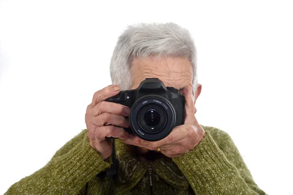 Mujer mayor disparando con un reflejo de cámara —  Fotos de Stock