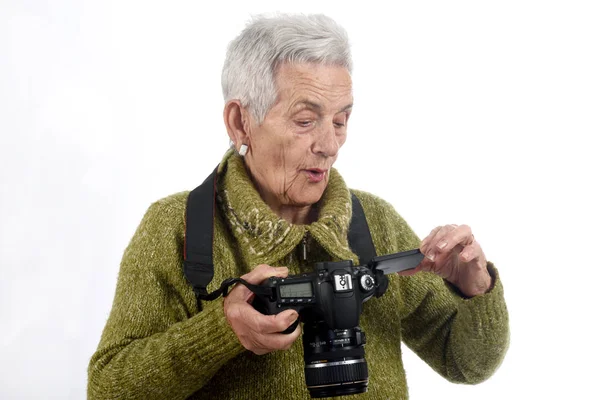 Senior vrouw kijken naar een beeld op het scherm van de camera — Stockfoto