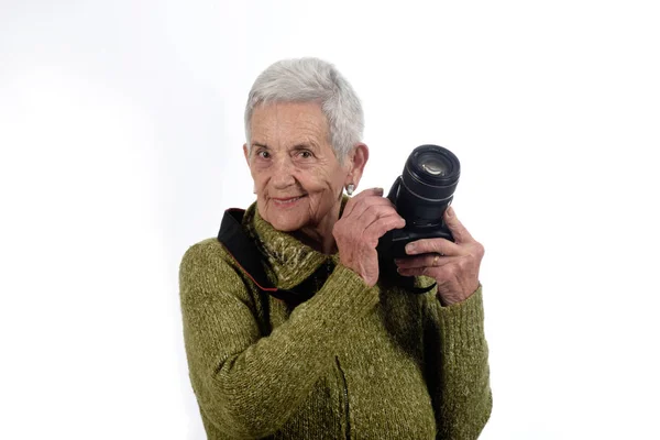 Retrato de una mujer mayor con cámara SLR — Foto de Stock