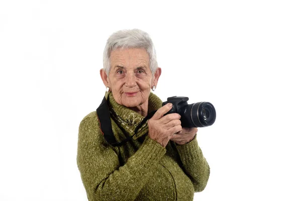 Mujer mayor con una cámara SLR — Foto de Stock