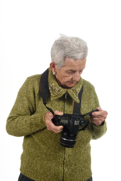 Senior kvinna som tittar på en bild på skärmen på kameran — Stockfoto