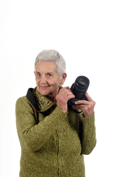 Retrato de uma mulher idosa com câmera SLR — Fotografia de Stock
