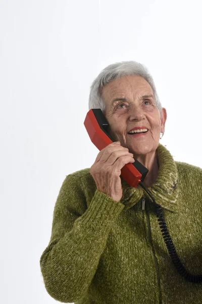 Vrouw praten over oude telefoon — Stockfoto