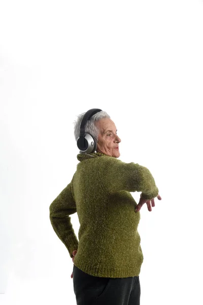 Senior kvinna dans med vit bakgrund — Stockfoto