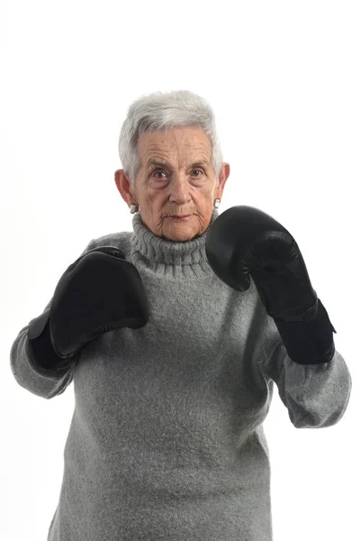 年配の女性が白のボクシング — ストック写真