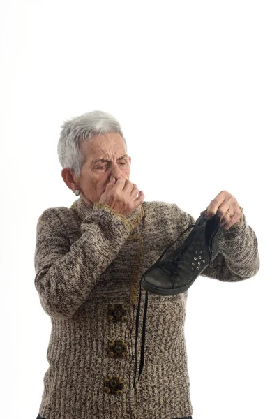 Senior vrouw met stinkende schoenen — Stockfoto