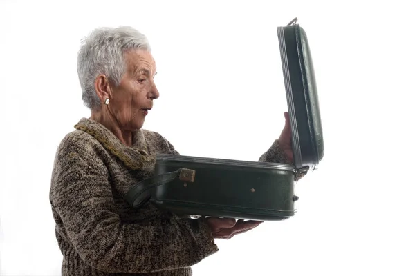 Mujer mayor sorprendida abriendo una maleta vintage — Foto de Stock