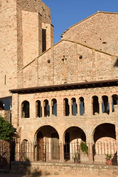 サン フェリウ デ ギホルス、コスタ ・ ブラバ、ジローナ県、スペインのラ ・ ポルタ ・ Ferrada のロマネスク様式の修道院 — ストック写真
