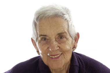 Kıdemli kadın kameraya bakıyor.