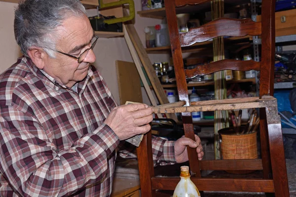 Senior restauriert Stuhl — Stockfoto