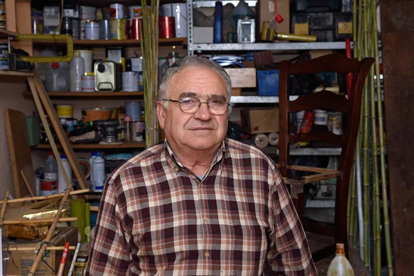 Ritratto di un falegname in pensione nella sua bottega — Foto Stock