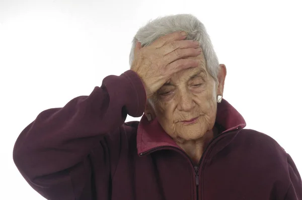 Senior kobieta z bólem głowy na białym — Zdjęcie stockowe