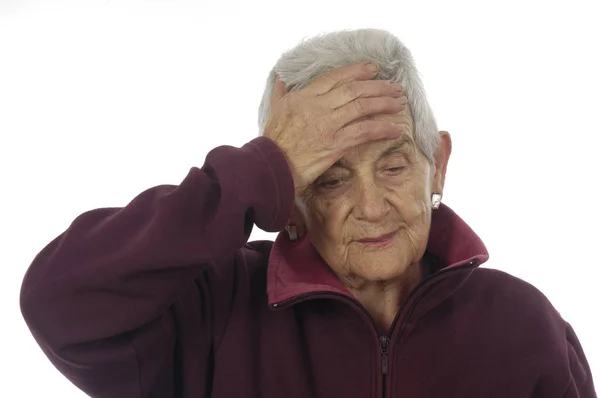 Старшая женщина с головной болью — стоковое фото