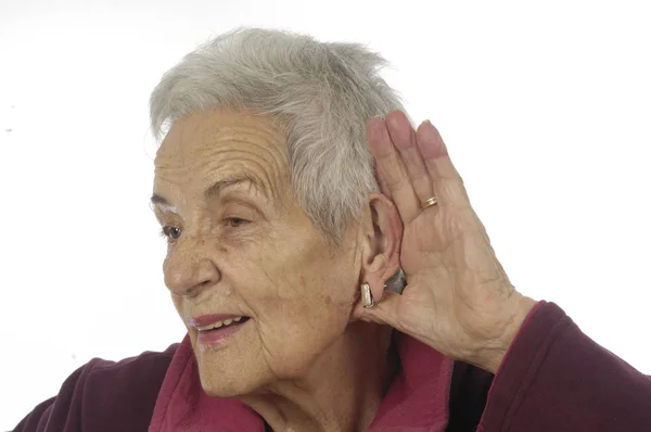 Alte Frau mit Hörproblemen — Stockfoto