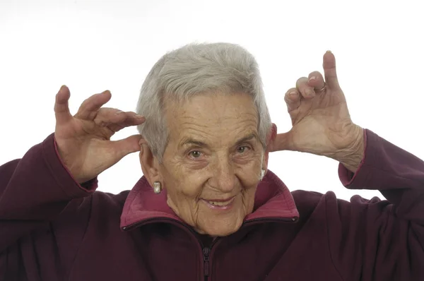 Senior Kvinna med händerna på öron, hånfulla — Stockfoto